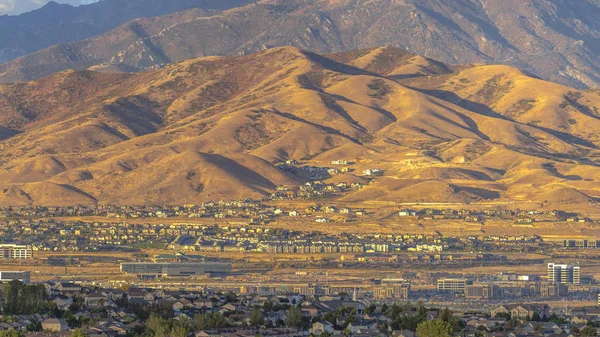 Montañas resistentes en Utah Valley en un día soleado — Foto de Stock