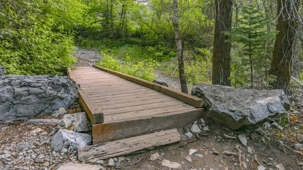 Jembatan pendek dan sempit di Provo Utah hiking trail — Stok Foto