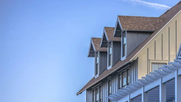 Weiter Himmel mit Kondensstreifen und Heimat bei Tagesanbruch utah — Stockfoto