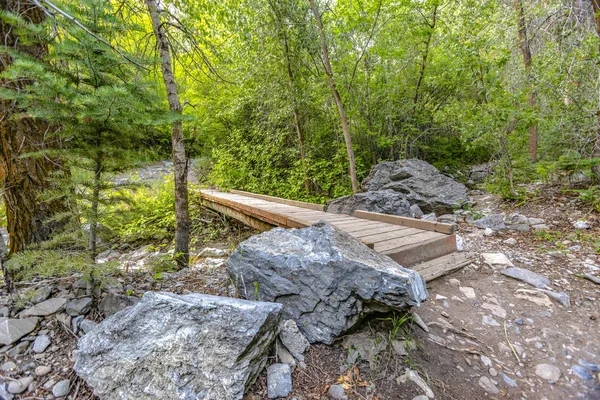 Houten brug op rotsachtige wandelweg Provo Utah — Stockfoto