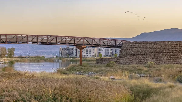 Coucher de soleil au lac Oquirrh avec pont et montagne — Photo