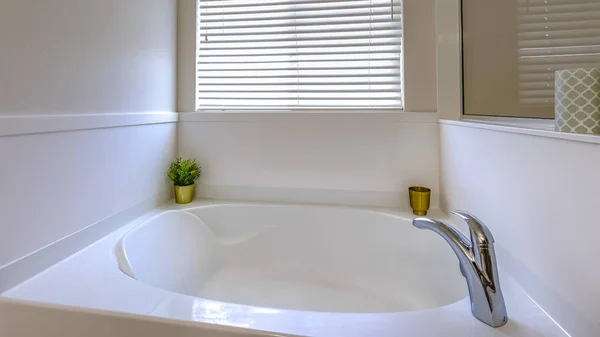 Badewanne in einem Mittelklassehaus, das sauber ist — Stockfoto