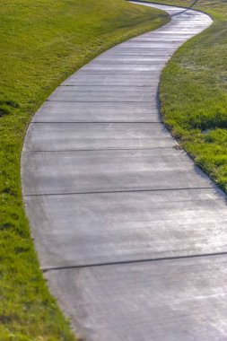 Kaldırım günbatımı vurdu çimenler portre arasında eğimli