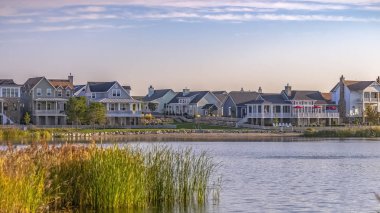 İnsan yapımı Oquirrh gölün kıyısında astar evleri