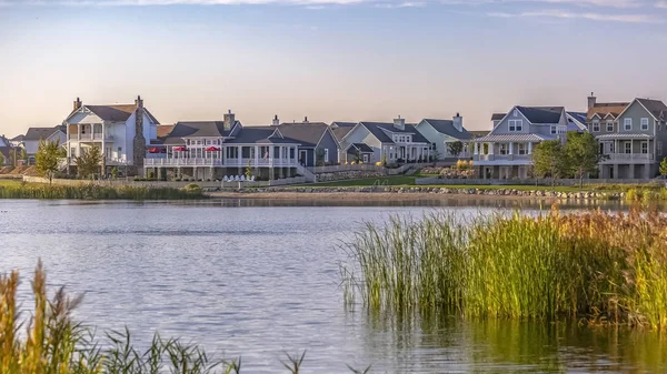 A lakeside neighborhood in scenic Daybreak Utah — Stock Photo, Image