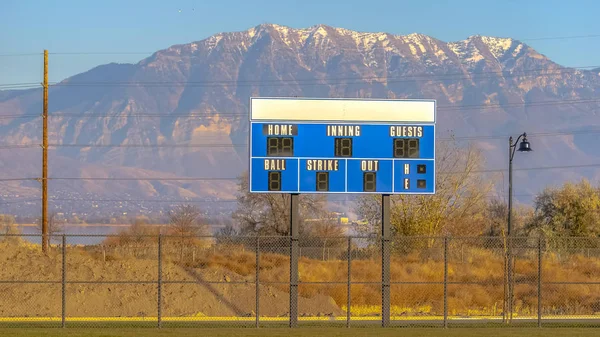 Campo de béisbol con vista al marcador y montañas —  Fotos de Stock