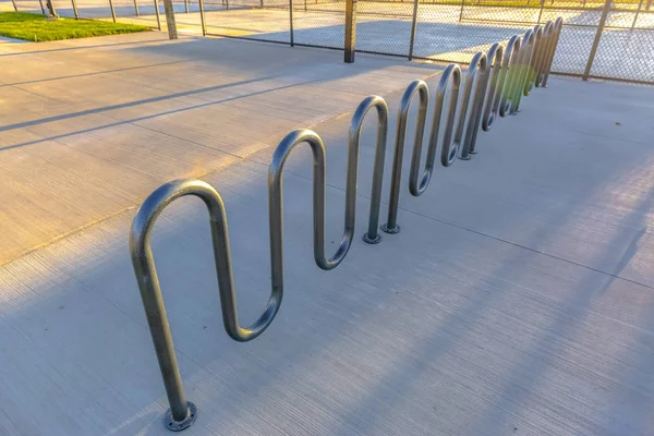 Cremalheira de bicicleta ao pôr do sol nos campos de beisebol — Fotografia de Stock