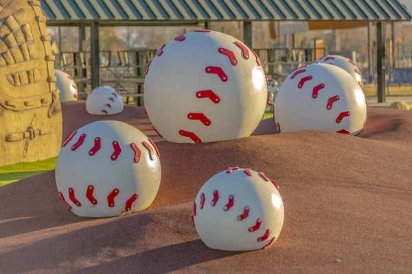 Большие Бейсбольные Мячи Скалолазания Детской Площадке Бейсбольном Поле Расположен Саратовских — стоковое фото