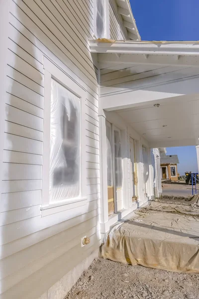 Unvollendetes mehrstöckiges Haus an einem sonnigen Tag belebt — Stockfoto