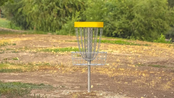 Корзина для гольфа Фрисби на солнечном поле в Прово УТ — стоковое фото
