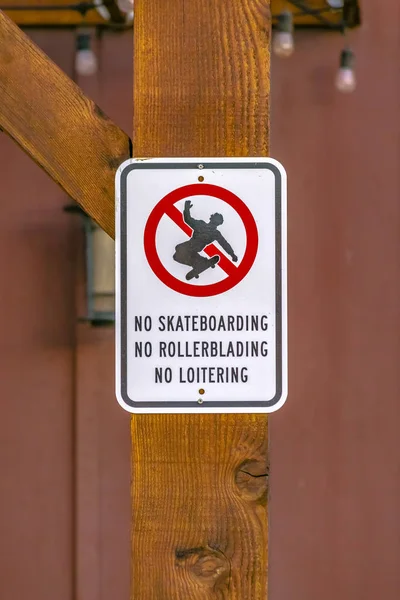 Ningún cartel de skate cerca de la piscina comunitaria —  Fotos de Stock