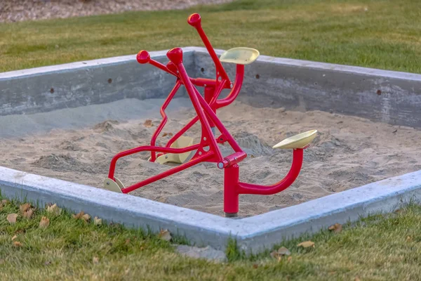 Spielplatz mit eingebautem Baggerspielzeug — Stockfoto