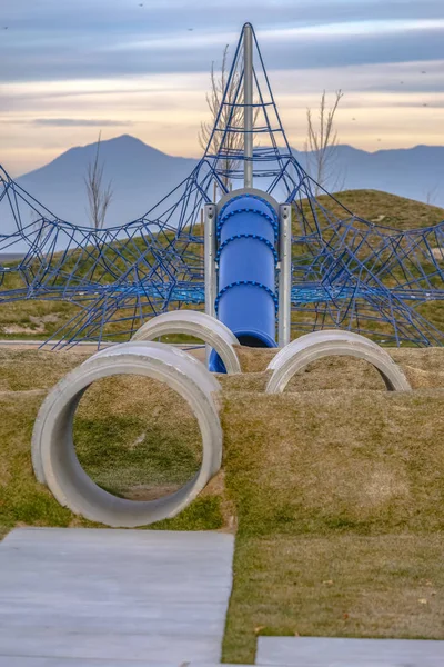 Çocuk Oyun Alanında Arkasında Bir Slayt Halat Tırmanma Beton Tünellere — Stok fotoğraf