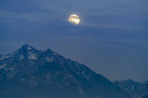 Lua em uma noite nebulosa sobre as montanhas de Timpanogos — Fotografia de Stock