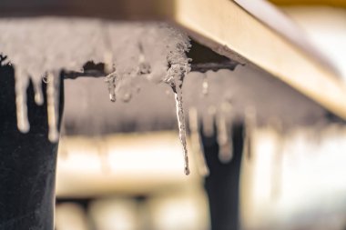 Kışın görüntülendi bir masanın altına yarı saydam buz sarkıtları
