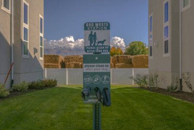 Köpek atık İstasyonu Utah Valley binaların dışında