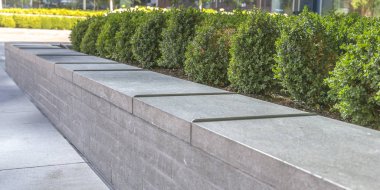 Güneşli bir günde bir bina dışında çevre düzenlemesi