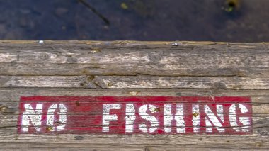 Boyalı Hayır Balık tutma işaret ile ahşap platform