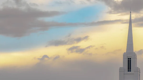 Escalada de um edifício no Vale do Utah contra o céu — Fotografia de Stock