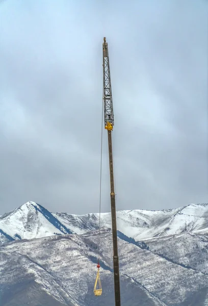 Kran lyft material mot Lowe Peak i Utah — Stockfoto