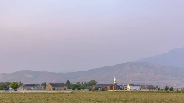 Kościół i domów w Utah Eagle Mountain Wspólnoty — Zdjęcie stockowe