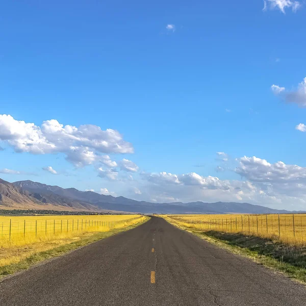 Route et montagnes sous le ciel avec des nuages dans l'Utah — Photo