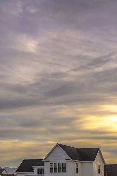 Accueil à l'aube Utah contre un vaste ciel nuageux — Photo