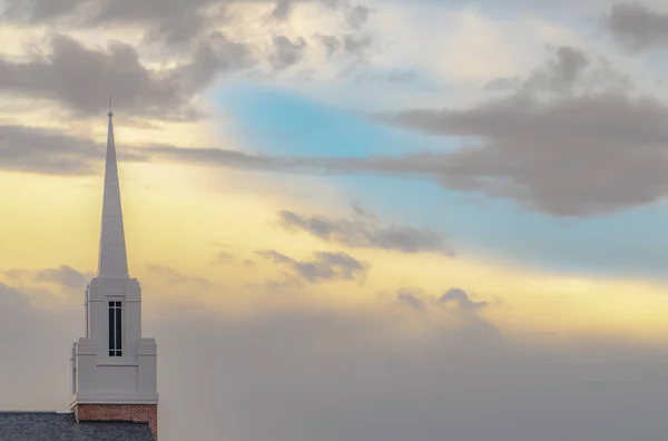 Campanario blanco contra el cielo nublado en Utah Valley — Foto de Stock