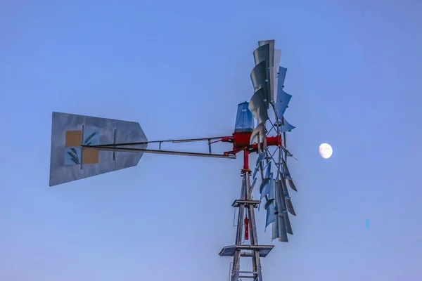 Windpump with multiple blades against sky and moon — Stock Photo, Image