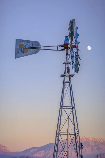 Halladayova turbína proti hory a nebe se měsíc — Stock fotografie