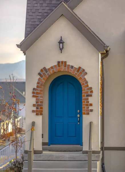 Entrada de casa con escaleras y puerta azul arqueada — Foto de Stock
