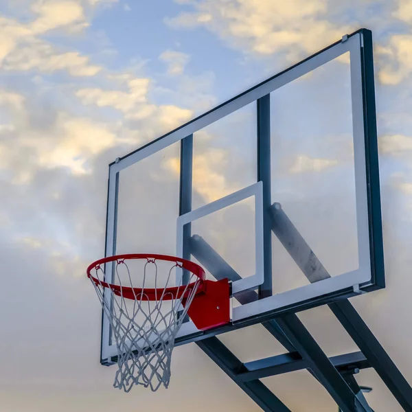 Basketbalový koš na průhledné desky proti obloze — Stock fotografie