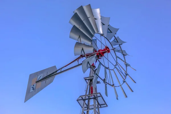 Мультипликационный ветронасос против голубого неба в Юте — стоковое фото