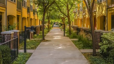 Yol ortasında townhouses ve ağaçlar