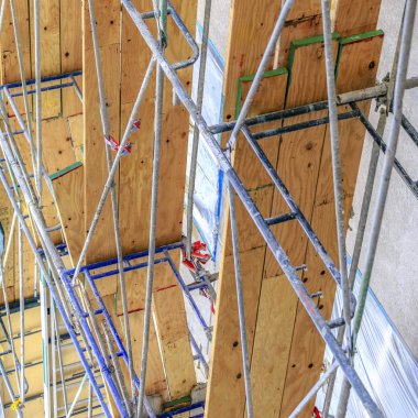 İskele yapılmış metal Polonyalılar ve ahşap plakalar