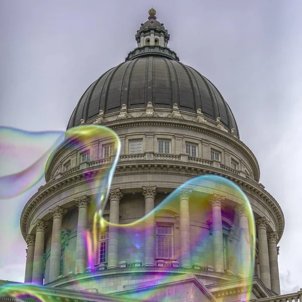Skimrande bubbla och Utah State Capital Building — Stockfoto