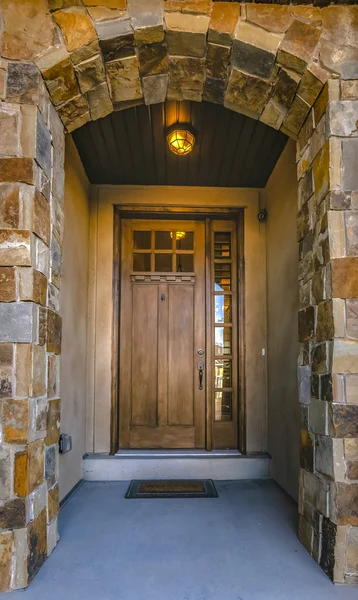 Арочный вход в дом в Игл Маунтин Юта — стоковое фото
