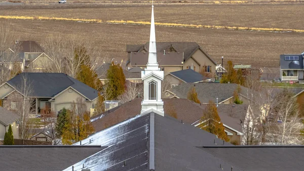 Věž kostela tyčící se nad domy v Utah Valley — Stock fotografie