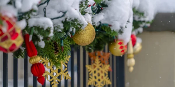 Ghirlanda coperta di neve festiva su ringhiera di portico — Foto Stock