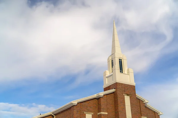 Iglesia contra el cielo sereno en Eagle Mountain Utah — Foto de Stock