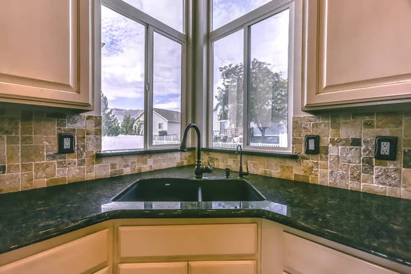 Polierte Küche Interieur von zu Hause mit malerischer Aussicht — Stockfoto
