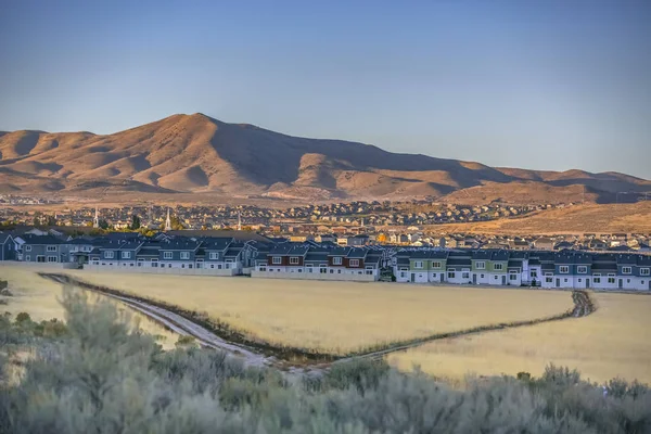 Campo de grama do Vale do Utah e casas contra a montanha — Fotografia de Stock