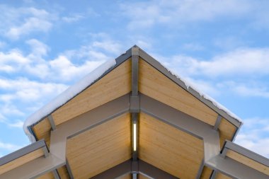 Çatı Utah bulutlu gökyüzü karşı kar kaplı