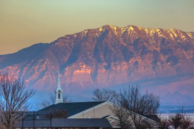 Mount Timpanogos Utah karşı kilise çan kulesi