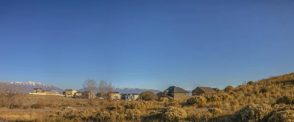 Casas en una colina contra la montaña y el cielo en Utah — Foto de Stock