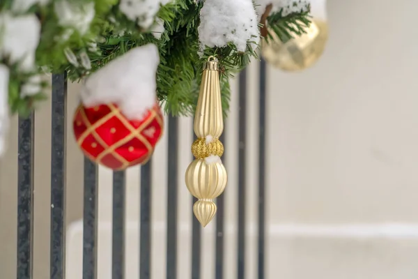 Grinalda de Natal com ornamentos vermelhos e dourados — Fotografia de Stock
