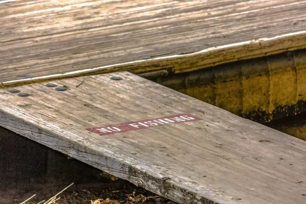 Inget fiske tecken målade på ett trädäck i Provo — Stockfoto