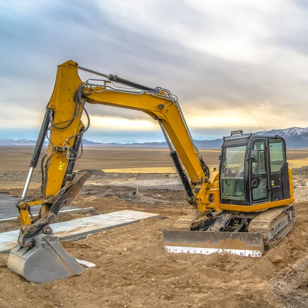 Excavator against mountain and sky in Utah Valley — Stock Photo, Image