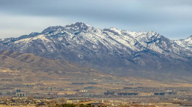 Mount Utah Valley üzerinde yükselen Timpanogos