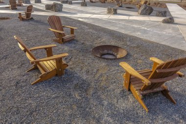 Daybreak Utah sandalye etrafında ateş çukuru ile Park